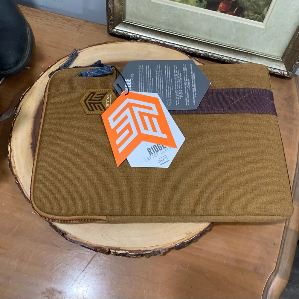 STM Australia‎ HT1063 Brown Ridge Laptop Sleeve designed for 11-12